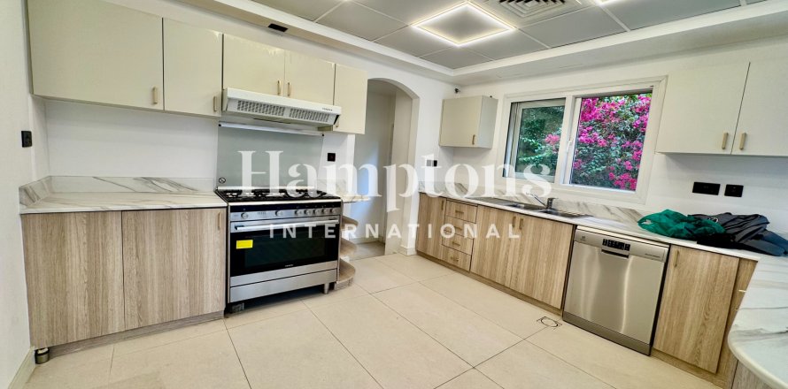 Villa asukohaga Meadows, Dubai, AÜE: 5 magamistoaga, 552.959 m² Nr 696614
