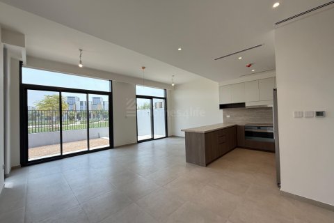 Radový dom v Mudon, Dubai, SAE 3 spálne, 168 m2 č. 679648