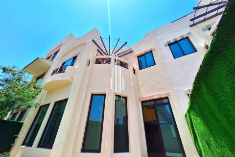 Βίλα σε Al Khalidiya, Abu Dhabi, ΗΑΕ 4 υπνοδωμάτια, 343.7 τ.μ. Αρ. 453567 - φωτογραφία 2