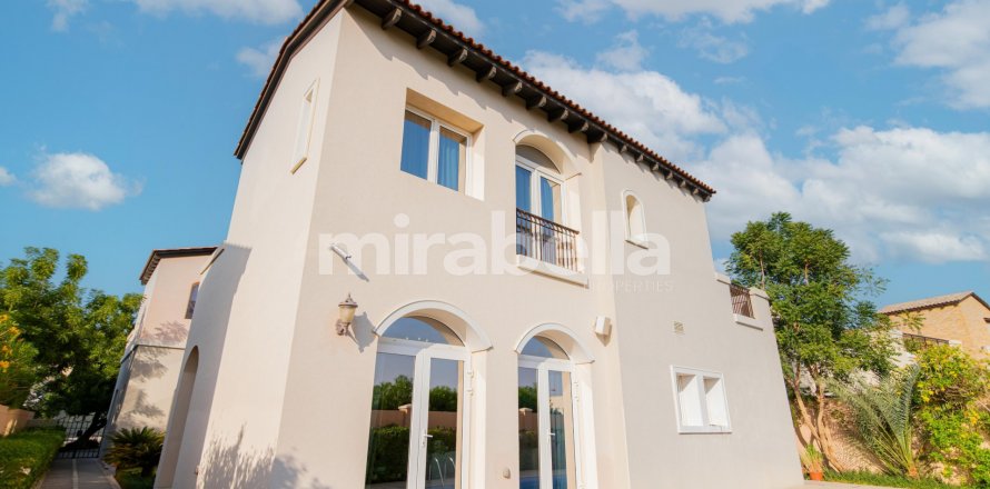 Villa asukohaga Jumeirah Golf Estates, Dubai, AÜE: 5 magamistoaga, 759.4 m² Nr 360616