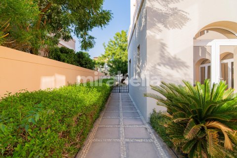 Üürile anda villa asukohaga Jumeirah Golf Estates, Dubai, AÜE: 5 magamistoaga, 759.4 m² Nr 360616 - pilt 2