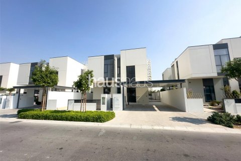 Huvila Al Furjan, Dubai, Arabiemiraatit 4 makuuhuonetta, 331 m2 № 625229