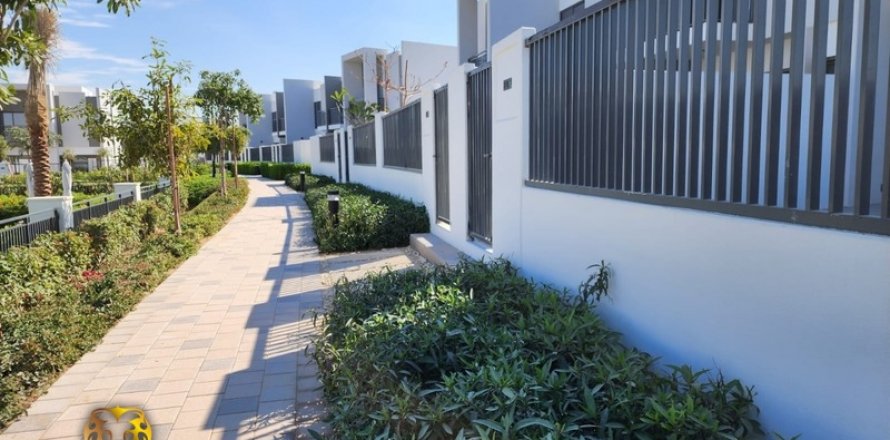 Таунхаус в Dubai Land, Дубай, ОАЭ 3 спальни, 161м2 № 486022
