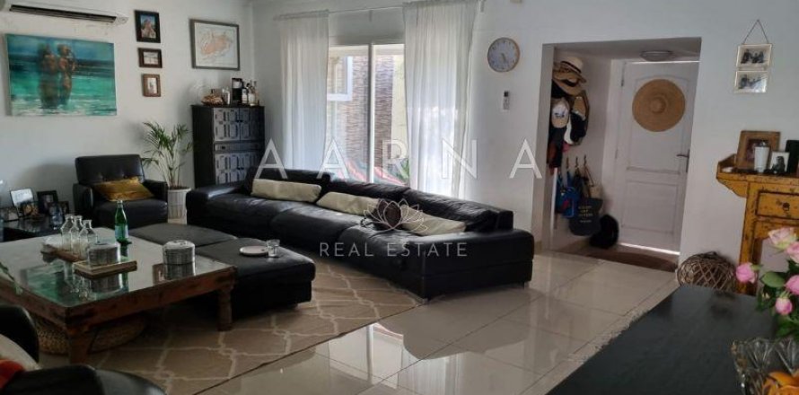 Vilë në Jumeirah, Dubai, Emiratet e Bashkuara Arabe 3 dhoma gjumi, 12040.1 m2. № 576182