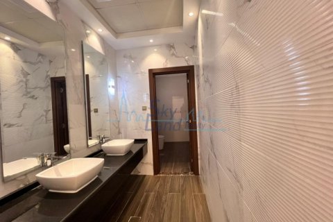 Villa para arrendamento em Umm Suqeim, Dubai, EAU 5 quartos, 604 m2 № 576757 - foto 19