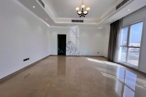Villa para arrendamento em Umm Suqeim, Dubai, EAU 5 quartos, 604 m2 № 576757 - foto 16