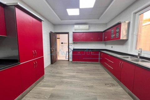 Villa para arrendamento em Umm Suqeim, Dubai, EAU 5 quartos, 604 m2 № 576757 - foto 18