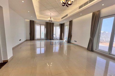 Villa para arrendamento em Umm Suqeim, Dubai, EAU 5 quartos, 604 m2 № 576757 - foto 5