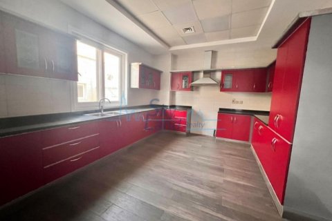 Villa para arrendamento em Umm Suqeim, Dubai, EAU 5 quartos, 604 m2 № 576757 - foto 7