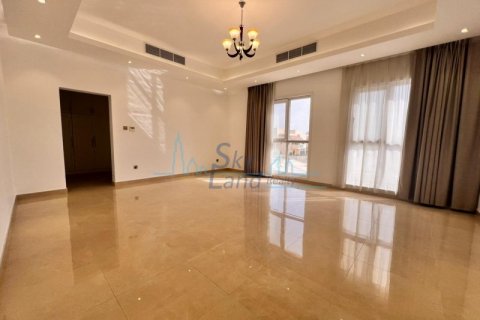 Villa para arrendamento em Umm Suqeim, Dubai, EAU 5 quartos, 604 m2 № 576757 - foto 2
