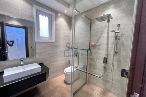 Villa para arrendamento em Umm Suqeim, Dubai, EAU 5 quartos, 604 m2 № 576757 - foto 20