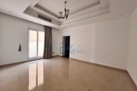 Villa para arrendamento em Umm Suqeim, Dubai, EAU 5 quartos, 604 m2 № 576757 - foto 9