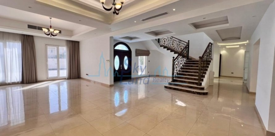 Villa em Umm Suqeim, Dubai, EAU 5 quartos, 604 m2 № 576757