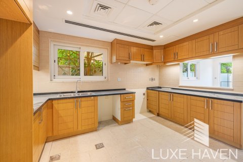 Villa te huur in Jumeirah Park, Dubai, VAE 5 slaapkamers, 435.62 vr.m., nr 372678 - foto 8