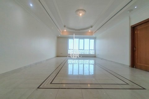 Apartament de închiriat în Al Khalidiya, Abu Dhabi, EAU 3 dormitoare, 183 mp.  №576055 - poză 4