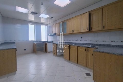 Apartament de închiriat în Al Khalidiya, Abu Dhabi, EAU 3 dormitoare, 183 mp.  №576055 - poză 7