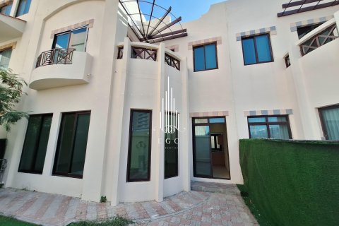Vila di Al Khalidiya, Abu Dhabi, UEA 4 kamar tidur, 297.3 m2 nomor 482204 - foto 2