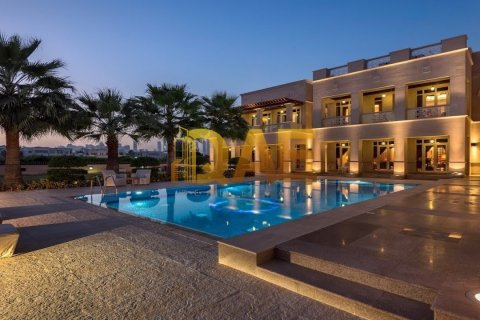 Villa til salg i Emirates Hills, Dubai, UAE 7 soveværelser, 4180.6368 kvm № 133907 - foto 3