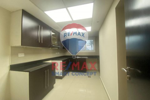Villa a Al Reef, Abu Dhabi, EAU 5 camere da letto, 348.3 mq. № 533647