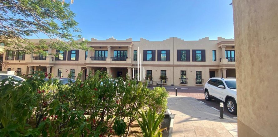 Vilë në Al Salam Street, Abu Dhabi, Emiratet e Bashkuara Arabe 4 dhoma gjumi, 255.5 m2. № 589242