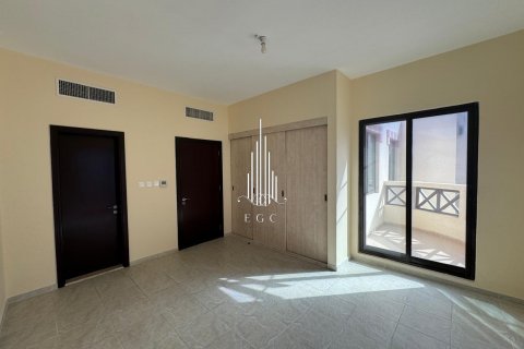 Villa te huur in Al Khalidiya, Abu Dhabi, VAE 4 slaapkamers, 276 vr.m., nr 478946 - foto 2
