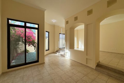Villa te huur in Al Khalidiya, Abu Dhabi, VAE 4 slaapkamers, 276 vr.m., nr 478946 - foto 18