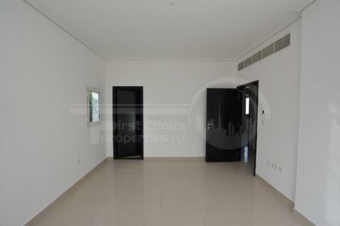 Villa en alquiler en Al Reef, Abu Dhabi, EAU 5 dormitorios, 348.4 m2 № 410388 - foto 11
