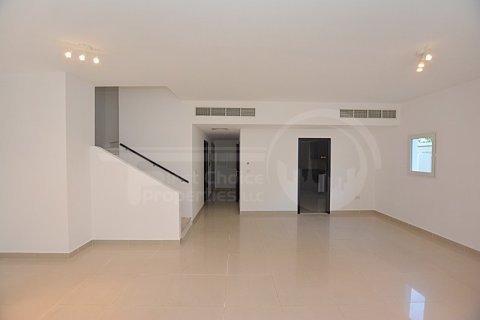 Villa en alquiler en Al Reef, Abu Dhabi, EAU 5 dormitorios, 348.4 m2 № 410388 - foto 5