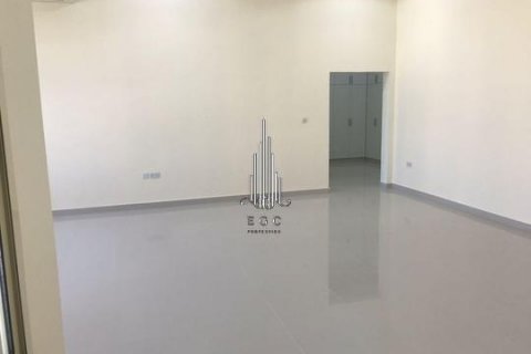Villa in Khalifa City, Abu Dhabi, UAE 7 bedrooms, 2090.3 sq.m. № 540661