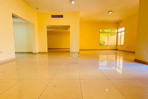 Vila v Muroor Area, Abu Dhabi, SAE 5 spální, 464.5 m2 č. 589241