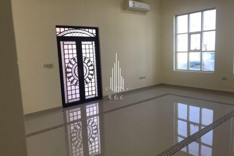 Villa in Khalifa City, Abu Dhabi, UAE 7 bedrooms, 2090.3 sq.m. № 456935