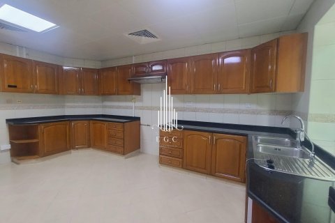 Appartamento in affitto a Al Najda Street, Abu Dhabi, EAU 3 camere da letto, 195.1 mq. № 578699 - foto 4