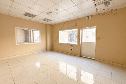 Warehouse in Al Qusais, Dubai, UAE 743.2 sq.m. № 567150 - photo 2