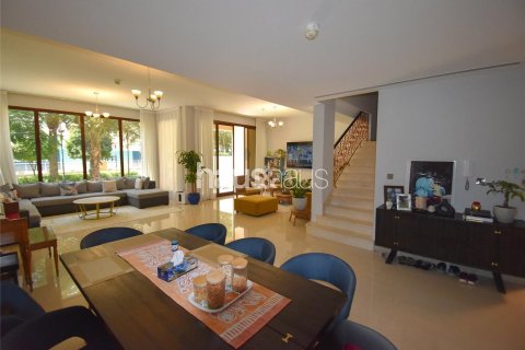 Kamienica w Jumeirah Islands, Dubai, ZEA 4 sypialnie, 337 mkw. nr 626696
