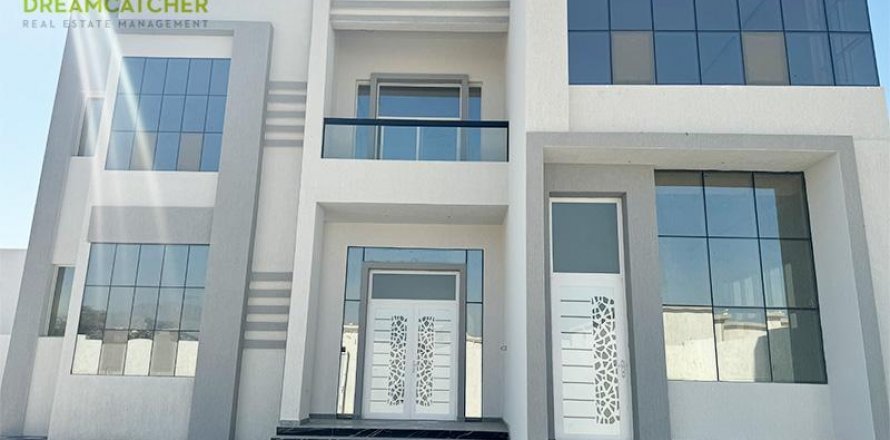 ویلا در Al Qusaidat، Ras Al Khaimah ، امارات متحده عربی 5 خوابه ، 650.3 متر مربع.  شماره 588446