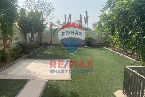 Villa à Al Reef, Abu Dhabi, EAU: 5 chambres, 273.4 m2 № 567193