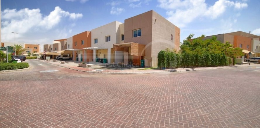 Vilë në Abu Dhabi, Emiratet e Bashkuara Arabe 5 dhoma gjumi, 348.4 m2. № 410614