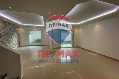 Villa en venta en Al Reef, Abu Dhabi, EAU 5 dormitorios, 348.3 m2 № 482522 - foto 4