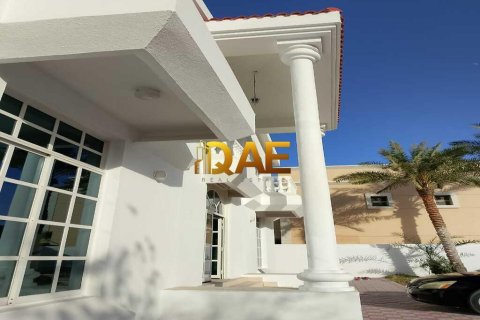 Villa te huur in Mirdif, Dubai, VAE 6 slaapkamers, 929 vr.m., nr 576001 - foto 2