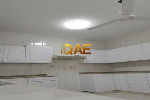 Villa te huur in Mirdif, Dubai, VAE 6 slaapkamers, 929 vr.m., nr 576001 - foto 12