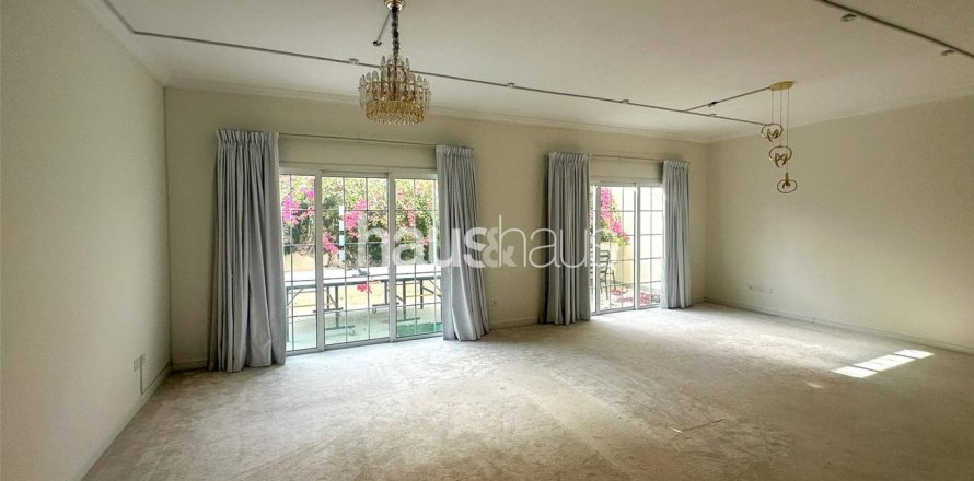 וילה ב Al Barsha, Dubai, איחוד האמירויות 4 חדרי שינה, 324 מ"ר מספר 627023