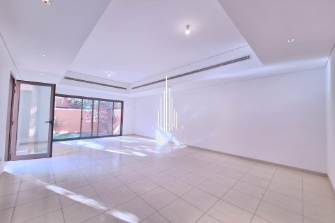 Зняти в оренду віллу в Abu Dhabi Gate City, Абу-Даби, ОАЕ 4 спальні, 326.9м2, № 533155 - фото 7