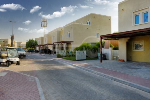 Вилла в Al Reef, Абу-Даби, ОАЭ 3 спальни, 225.2м2 № 410394