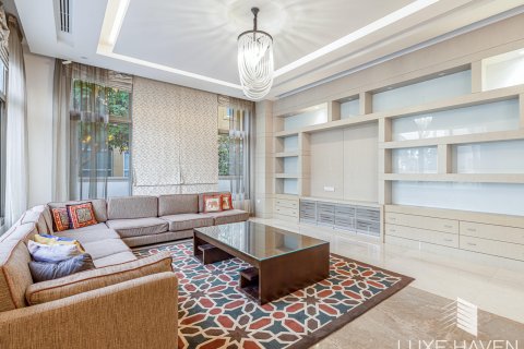 Villa en venta en Emirates Hills, Dubai, EAU 6 dormitorios, 2064.03 m2 № 410844 - foto 23