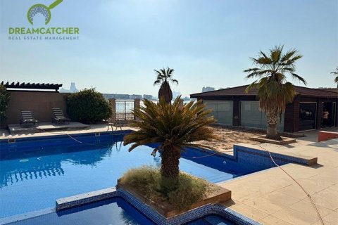 Снять в аренду виллу в Al Hamra Village, Рас-эль-Хайма, ОАЭ 5 спален, 1207.7м2, № 588805 - фото 2