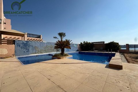Снять в аренду виллу в Al Hamra Village, Рас-эль-Хайма, ОАЭ 5 спален, 1207.7м2, № 588805 - фото 3