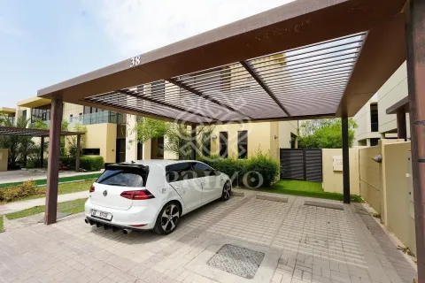 Shtëpi në qytet në Dubai, Emiratet e Bashkuara Arabe 3 dhoma gjumi, 253 m2. № 713970 - Foto 2