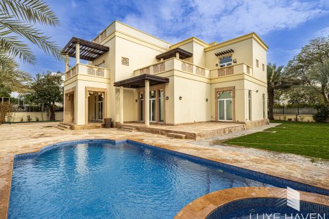 Βίλα σε Emirates Hills, Dubai, ΗΑΕ 6 υπνοδωμάτια, 836.13 τ.μ. Αρ. 421632