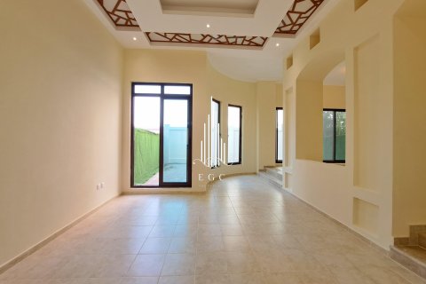Vila di Al Khalidiya, Abu Dhabi, UAE 4 bilik tidur, 281 meter persegi № 450224 - foto 10
