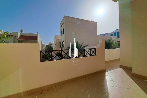 Vila di Al Khalidiya, Abu Dhabi, UAE 4 bilik tidur, 281 meter persegi № 450224 - foto 16